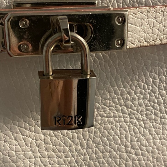 RI2K London Handbag - Picture 2 of 8